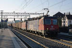 Re 10/10 im Gegenlicht mit der Re 620 079 - 4  CADENAZZO  an der Spitze des Zuges, anlässlich der Bahnhofsdurchfahrt Muri am frühen Morgen des 22.