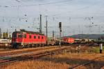 Durchfahrt am Abend des 04.10.2017 von Re 620 056-2  Travers  mit einem langen gemischten Güterzug über Gleis 1 durch den Badischen Bahnhof von Basel in Richtung Rheinhafen.