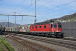 Re 620 044-8 durchfährt den Bahnhof Gelterkinden.