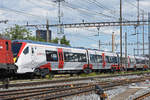 Die Re 620 033-1 schleppt einen Fabrikneuen Stadler Zug, der später in Wales eingesetzt wird, durch den Bahnhof Pratteln Richtung Schweizer Grenze.