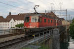 Güterzug 60034 RBL-GEPR mit Re 10/10 vor eindrücklicher Kulisse beim Passieren der Aarebrücke Solothurn am Abend des 19. Juni 2019. An der Spitze dieses Zuges eingereiht ist die Re 620 040-6  MÜNCHENSTEIN .
Foto: Walter Ruetsch 