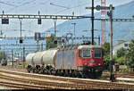 Nachschuss auf Re 6/6 11634 (620 034-9)  Aarburg-Oftringen  der SBB Cargo, die mit drei Staubgutwagen der Gattung  Uacns  der Vigier Holding AG im Rangierbahnhof Biel/Bienne (CH), vorbei an einem Formsignal, rangiert.
[24.7.2019 | 12:38 Uhr]