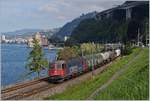 Die SBB Re 620 023-2  Rupperswil  mit einem Güterzug Richtung Wallis vor der Kulisse des Château de Chillon kurz vor Villeneuve.