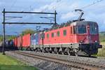 Re 620 072-9  Balerna  ist gemeinsam mit Re 420 247 und einem Güterzug bei Zeihen AG am 10.10.2019 in Richtung Süden unterwegs.