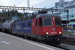 Die ixrail Re 620 088-5 LINTHAL mit einem Kesselwagenzug anlässlich der Bahnhofsdurchfahrt Baden vom 17.