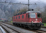 Die Re 620 021-6  TAVERNE-TORRICELLA  mit dem Güterzug Biel RB - Reuchenette-Péry kurz nach der Ankunft in Reuchenette-Péry am sehr trüben 26.