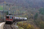 Die Re 620 021-6  TAVERNE-TORRICELLA  mit dem Güterzug Biel RB - Reuchenette-Péry bei der Haltestelle Frinvillier-Taubenloch am sehr trüben 26.