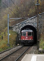 Die Re 620 015-8  KLOTEN  mit dem Güterzug Reuchenette-Péry - Biel RB bei der Haltestelle Frinvillier-Taubenloch am sehr trüben 26.