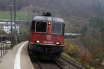 Die Re 620 015-8  KLOTEN  mit dem Güterzug RBL - Reuchenette-Péry bei der Haltestelle Frinvillier-Taubenloch am sehr trüben 26.