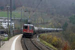 Die Re 620 015-8  KLOTEN  mit dem Güterzug RBL - Reuchenette-Péry bei der Haltestelle Frinvillier-Taubenloch am sehr trüben 26.