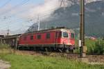 Ein Güterzug, gezogen von der Re 6/6 11643  Laufen  (Leider ihne Wappen auf dieser Seite), NVR 91 85 4620 043-0,fährt gerade in die Schlaufe nach Buchs SG ein, um dort den Railjet