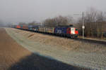 Wie Aufnahmen durch das Wetter beeinflusst werden, zeigen die folgenden fünf Bahnbilder vom Morgen des 14. Januar 2020 ab drei verschiedenen Fotostandorten.

1. Güterzug der OeBB mit dem Tem 225 043-9 bei Oensingen um 09:00h bei dichtem Nebel.

2. Güterzug zum Stahlwerk Gerlafingen mit der refit Re 620 009-1  UZWIL  um 09:56h zwischen Solothurn und Biberist. Wärend sich der vordere Teil dieses Zuges an der Sonne präsentiert,  versteckt  sich die hintere Hälfte dieses Zuges sowie die Stadt Solothurn und der Jura noch immer im dichten Nebel.

3. Postzug Daillens-Härkingen mit dem  MANDARINLI  Re 420 320-4 von SBB Cargo bei Deitingen um 11:59h vor den Kulissen des Hotel und Kurhaus Weissenstein und dem Balmfluechöpfli.

Endlich doch noch Fotowetter vom Feinsten am 14. Januar 2020.
Foto: Walter Ruetsch  