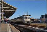 Die railadventure Re 6/6 16003 (91 854 620 003-4 CH-RADVE) hat in Lausanne zwei Firmen eigene Güterwagen aus Villeneuve übernommen, mit welchen auf der Hinfahrt ein Twindexx Speisewagen ins