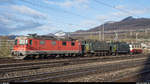 Die Re 421 393 wurde im letzten Herbst zusammen mit der Re 421 387 von SBB Cargo an die IRSI verkauft. Nach einer Revision R2 wurde die Lok letzte Woche in TEE-Lackierung wieder aus dem IW Bellinzona entlassen. Ihre erste Aufgabe war es, am 2. März 2020 die Swisstrain-Loks Ae 4/7 10987, 10951 und die Prototyp-Re 6/6 11602 aus dem Tessin nach Olten Hammer zu bringen. Am 3. März 2020 folgte dann die Weiterfahrt nach Oensingen - Balsthal wo die Lok zurzeit stationiert ist. Die Ae 4/7 10987 brachte danach die beiden anderen Loks weiter nach Payerne.<br>
Der Zug vor der Abfahrt in Olten Hammer.