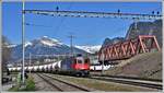 620 007-5  Wattwil  bringt einen leeren Zementzug nach Untervaz und übergibt ihn im Übergabebahnhof der Holcim Zementwerke.Im Hintergrund die RhB Brücke über die SBB Stammstrecke