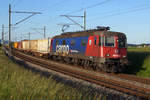 Re 620-Lokomotiven von SBB CARGO National bei Niederbipp unterwegs im letzten Abendlicht.