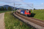 Re 620-Lokomotiven von SBB CARGO National bei Niederbipp unterwegs im letzten Abendlicht.