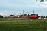 Re 620-Lokomotiven von SBB CARGO National bei Niederbipp unterwegs im letzten Abendlicht.