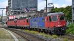 Re 620 032-3  Däniken  hat zwei ihrer Schwestern im Schlepp (11645  Colombier  und 11649  Aarberg ) und durchfährt hier auf ihrer Reise von Basel in den RBL den Bahnhof Brugg AG am