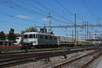 Re 620 003-4 schleppt einen Stadler Triebzug für die U-Bahn von Liverpool durch den Bahnhof Pratteln. Die Aufnahme stammt vom 29.05.2020.