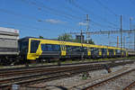 Re 620 003-4 schleppt einen Stadler Triebzug für die U-Bahn von Liverpool durch den Bahnhof Pratteln.