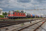 Re 620 031-5 durchfährt den Bahnhof Pratteln.