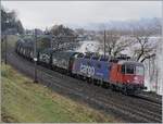 Die SBB Re 6/6 11678 (Re 620 078-6)  Bassersdorf  ist mit dem Novelis-Güterzug bei Villeneuve unterwegs.