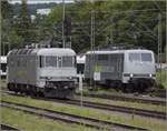 Die Railadventuremannschaft sorgte beim Lokwechsel des Class 777-Transports für eine kleine Showeinlage mit zwei Synchronrangiermanövern. Die Fotografen hat es gefreut, daher von hier einen Gruß. Re 6/6 11603, einer der Prototypen ohne Knick und 111 082 auf Parallelfahrt in Konstanz. Juli 2020.