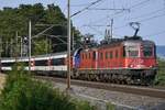 Re 620 036-4  Vernier-Meyrin  ist am Abend des 10.08.2020 mit einer unerkannten Bo'Bo' und einer Am 843 im Schlepp unterwegs nach Basel, aufgenommen zwischen Villnachern und Schinznach-Dorf AG.