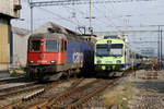 Oldietreffen in Gerlafingen.
SBB Re 620 013-3  Rapperswil  auf Parallelfahrt mit einem BLS RBDe 565-Pendel am 18. September 2020.
Foto: Walter Ruetsch