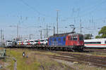 Re 620 086-9 durchfährt den badischen Bahnhof.