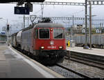 SBB - Lok Re 6/6  620 086-9 mit Güterwagen bei der durchfahrt im Bahnhof Biel am 25.09.2020