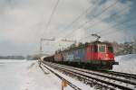 Die Re 620 042-2 und eine Re 4/4 mit einem Gterzug, am 24.2.04 auf der Strecke Oberrti - Rotkreuz