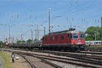 Re 620 027-3 durchfährt den badischen Bahnhof.