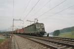 Die Re 6/6 11602  Morges  und eine Re 4/4 berqueren gerade die Reussbrcke mit einem Hupac Zug, am 22.2.04 auf der Streck Oberrti -Rotkreuz