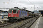 MILITÄRZÜGE DER SCHWEIZER ARMEE.
Re 620 068-7  Stein-Säckingen  mit einem Panzerzug in Delémont bei einem Zwischenhalt am 4. November 2020.
Foto: Walter Ruetsch