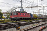 Re 620 067-9, im schlepp den Tm 232 146-1, durchfährt den Bahnhof Pratteln.