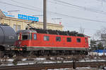 Re 620 080-2 durchfährt den Bahnhof Pratteln.