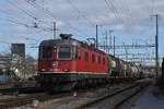 Re 620 085-1 durchfährt den Bahnhof Pratteln.