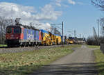 Re 620 024-4  Rothrist  mit einem Bauzug bei Selzach am 12.