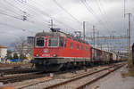 Re 620 044-8 durchfährt den Bahnhof Pratteln.