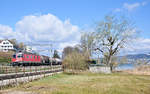 Mit einem Ölzug legt sich die Re 620 056-2 entlang des Seeuferwegs zwischen Au ZH und Wädenswil in die Kurve. 06.04.2021.