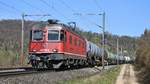 Re 620 053-9  Gümligen  ist mit einem Kesselzug auf dem Weg in Richtung Basel, aufgenommen kurz nach Hornussen AG am 01.04.2021.