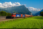 Am 29.07.2021 sind SBB Cargo Re 620 083-6 und Re 620 039-8 unterwegs mit dem Kieszug von Bodio TI nach Hüntwangen-Wil und konnte hier bei Altdorf aufgenommen werden.