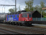 SBB - 620 026-5 vor Güterzug bei der durchfahrt im Bhf.