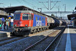 Wenn nur ein einziger und sehr kleine sonniger Fleck den Fotostandort bestimmt.
Kesselwagenzug Cornaux-Genève anlässlich der Bahnhofsdurchfahrt Morges vom 28. Januar 2022.
Foto: Walter Ruetsch