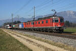 Re 10 mit Re 482 geschleppt bei Deitingen am 10. Februar 2022.
An der Spitze dieses Zuges eingereiht ist die Re 620 031-5  Dulliken .
Foto: Walter Ruetsch