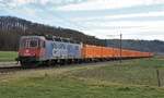 Altbaulokomotiven von SBB Cargo National auf der alten Stammstrecke Olten - Bern.
Re 620 032-3  Däniken  mit einer Sonderleistung bei Herzogenbuchsee am 18. Februar 2022.
Foto: Walter Ruetsch