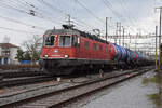 Re 620 050-5 durchfährt den Bahnhof Pratteln.