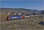 Die SBB Re 6/6 11610 (Re 620 010-9)  Spreitenbach  bringt etliche leere Fans-u Wagen als Güterzug 69701 von Lausanne-Triage nach Le Brassus und konnte hier bei Les Charbonnières mit dem Hintergrund des Lac de Brenet fotografiert werden.

24. März 2022